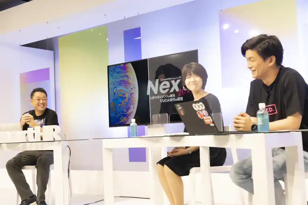 笑顔で会話する真野さんと東野さんと鈴木さん