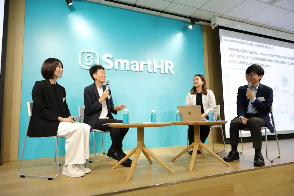 お話をする登壇者、ファシリテーターの様子