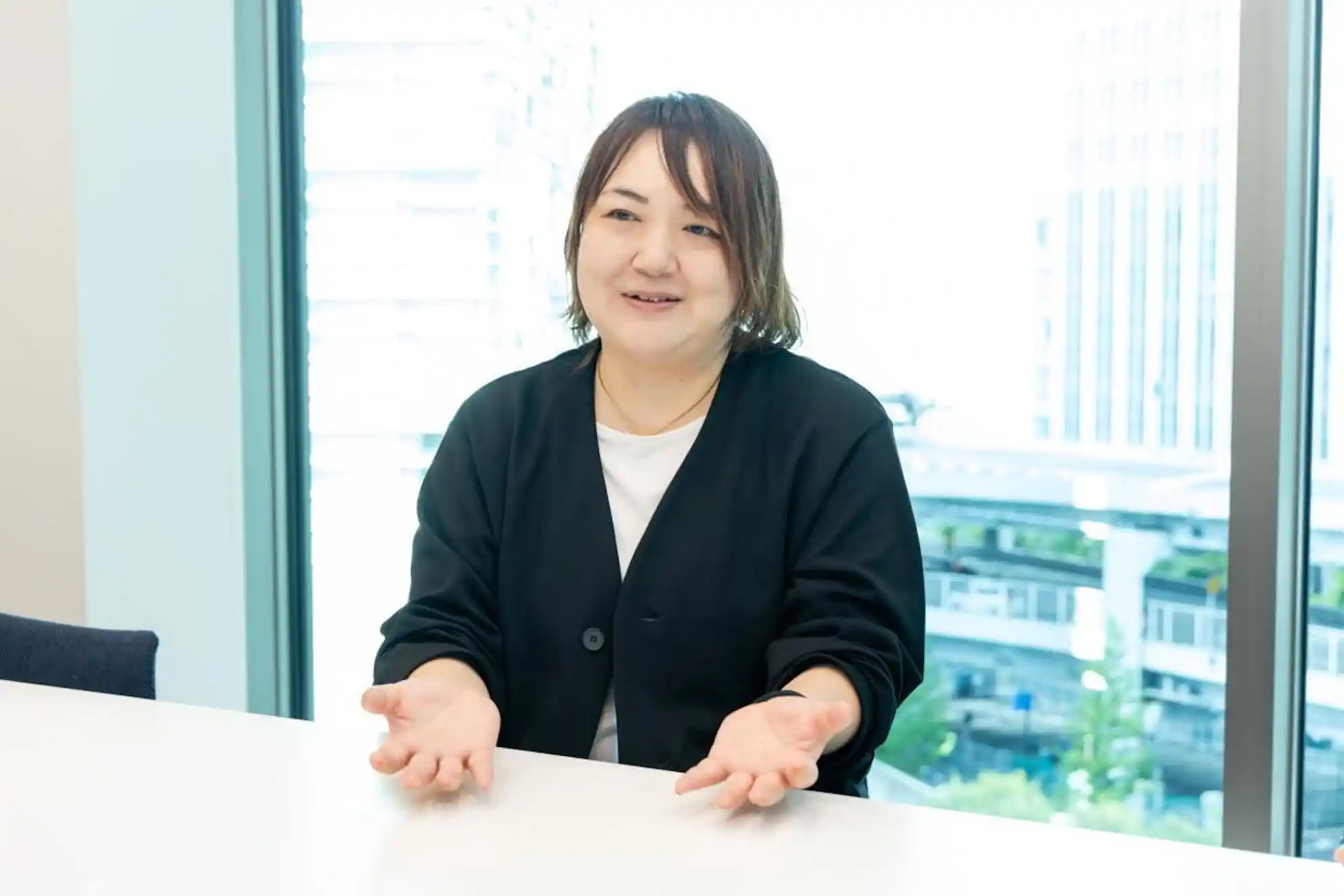 手振りを加えて津田さんがお話しされている様子