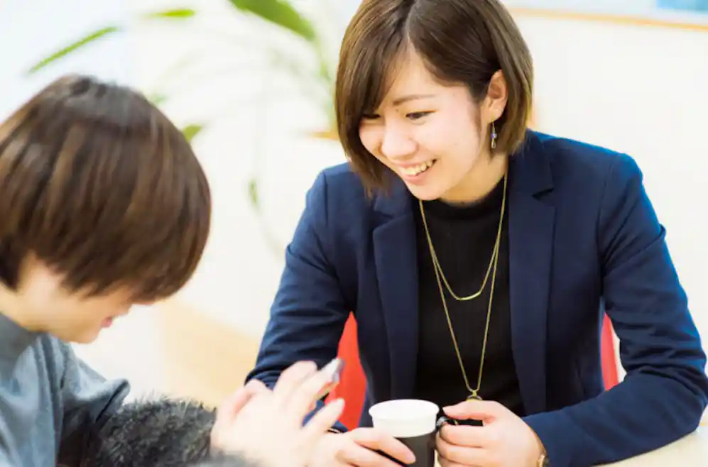 (従業員同士で気軽にお話しできるオープンな職場環境)