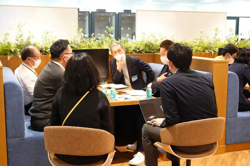 参加者の方々がチームに分かれてお話しされている様子