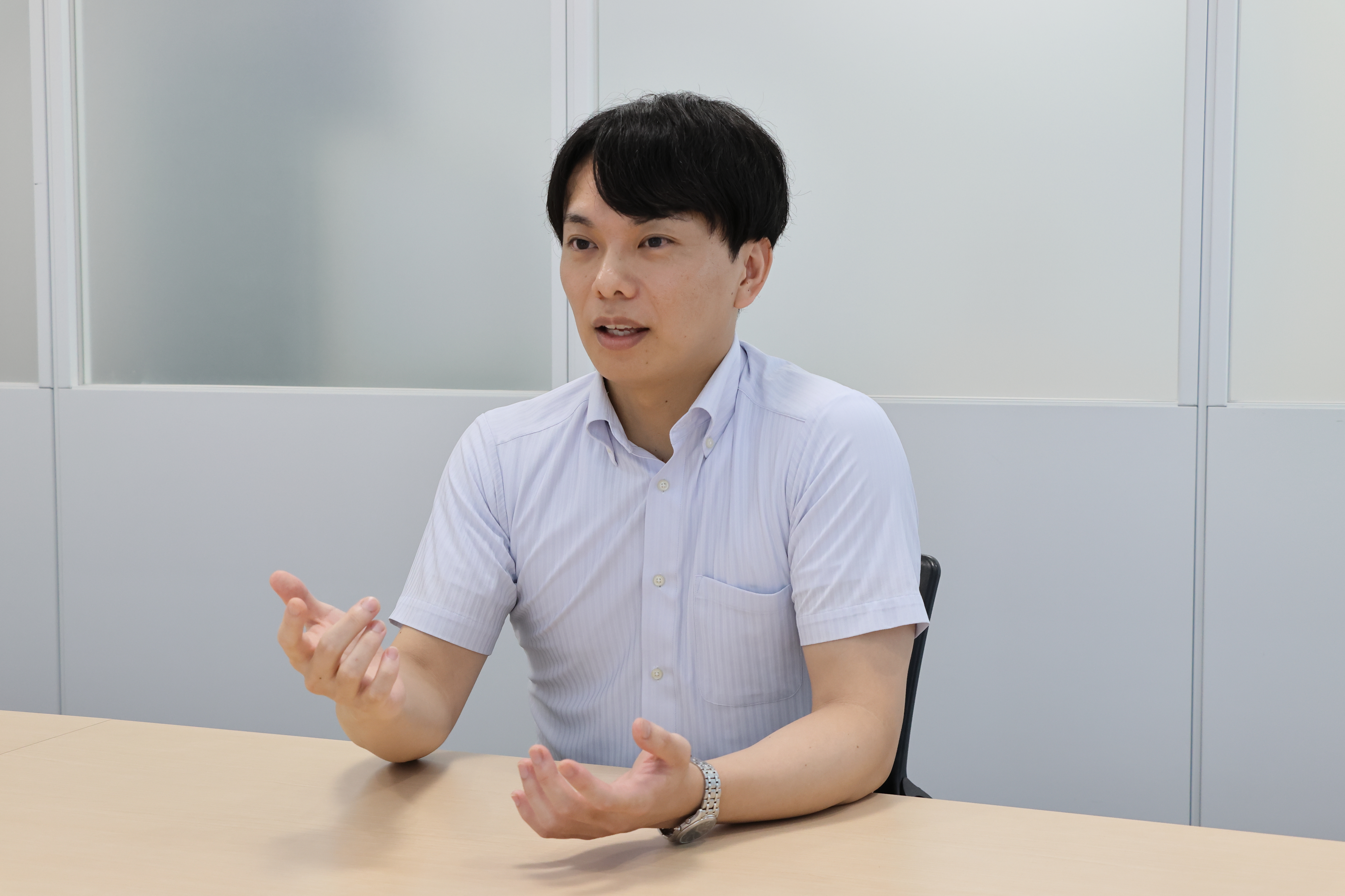 インタビュー中の総務部 人事チーム 大塚 雄真さん