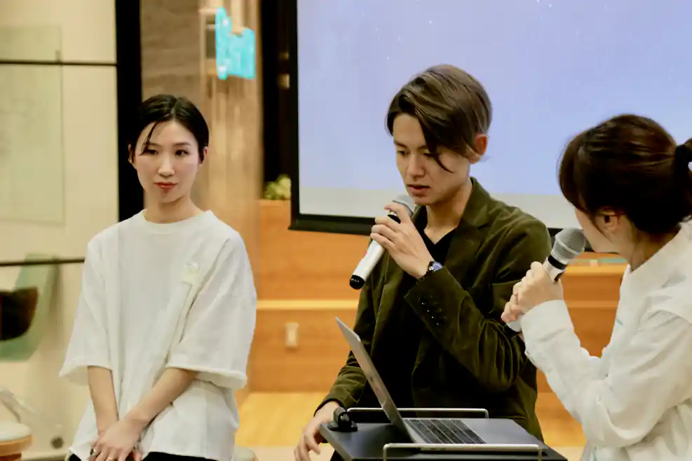 篠崎さん 杉原さん パネルディスカッション「SmartHRで始める労務改革」の様子