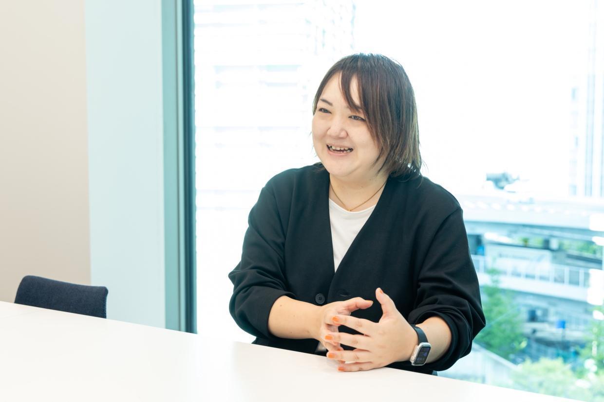 手振りを加えながら津田さんがお話しされている様子