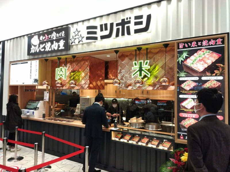 2022年4月にオープンした「カルビ焼肉重 ミツボシ ららぽーと福岡店」。フードコートという業態へチャレンジした新店舗