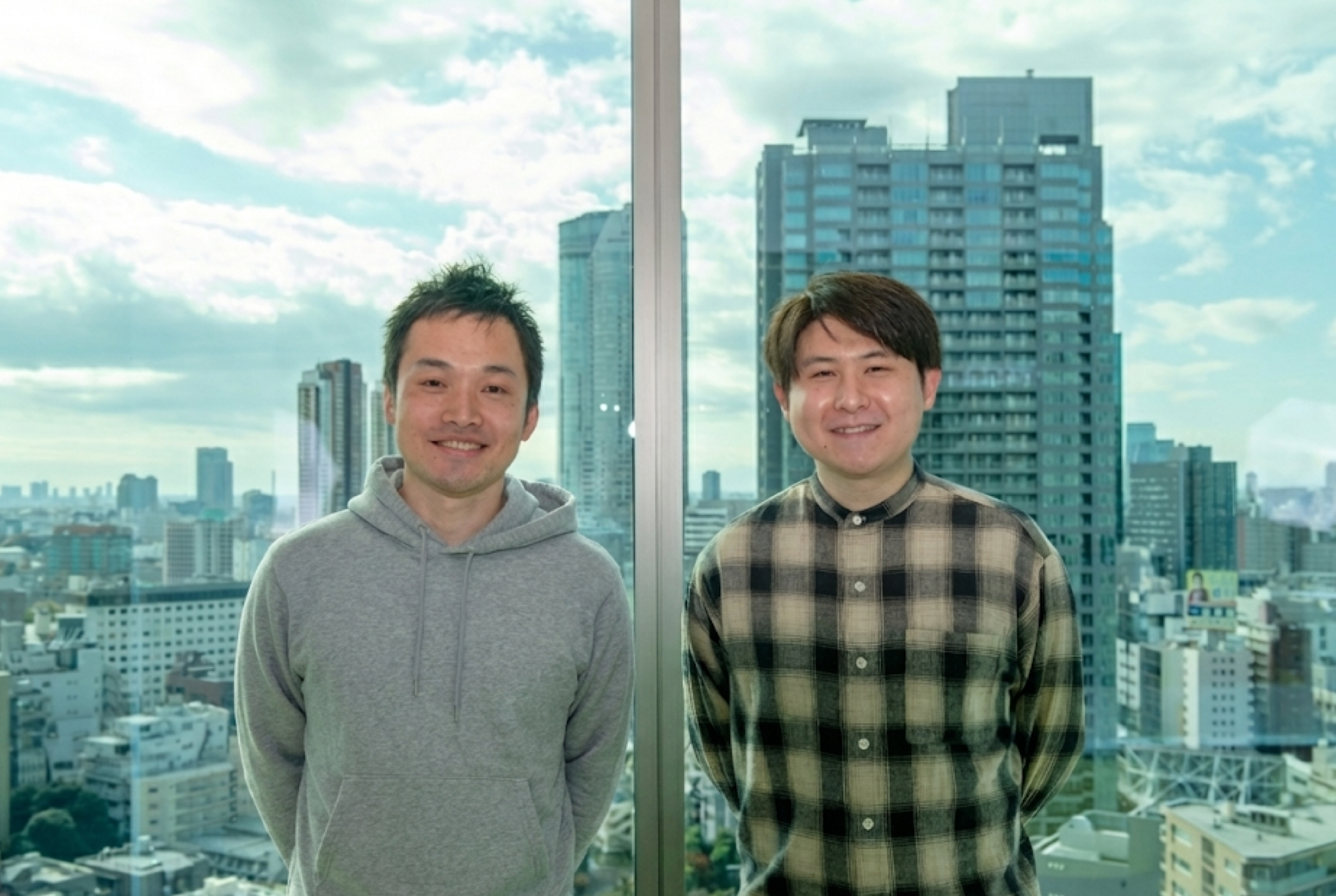 笑顔で並ぶSmartHRの向高（左）と開発者の谷さん（右）