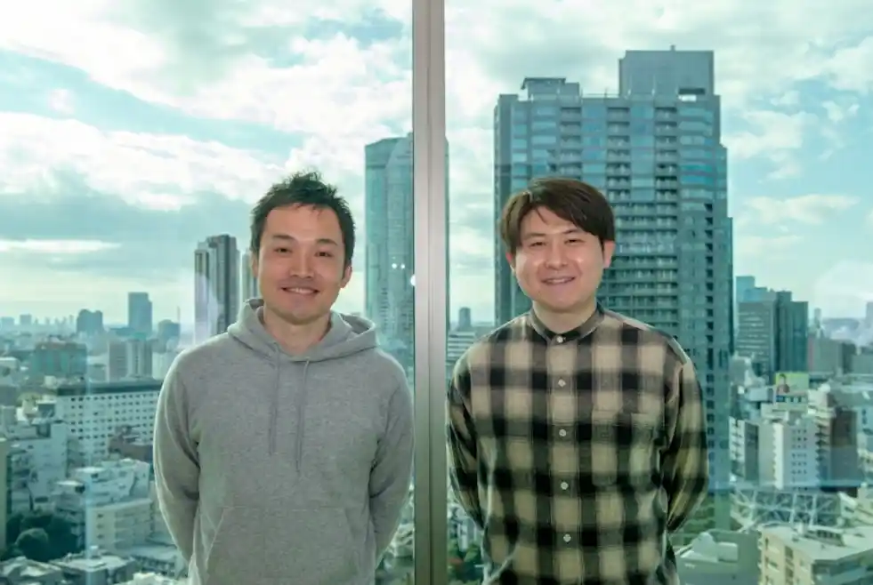 笑顔で並ぶSmartHRの向高(左)と開発者の谷さん(右)