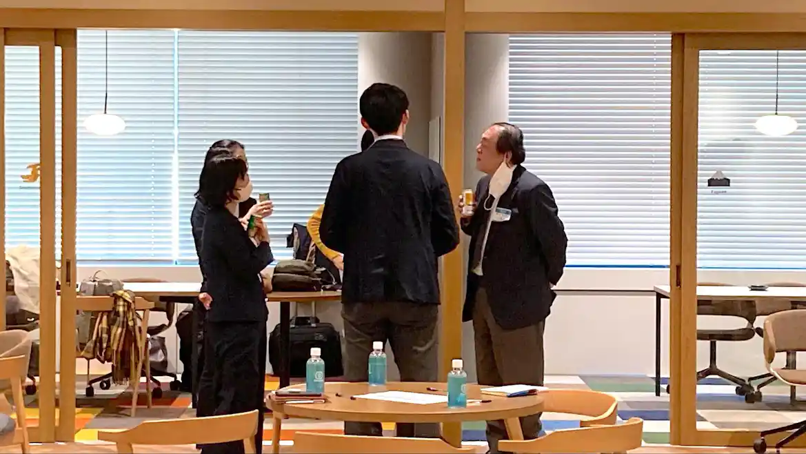 懇親会で立ち話をされている様子