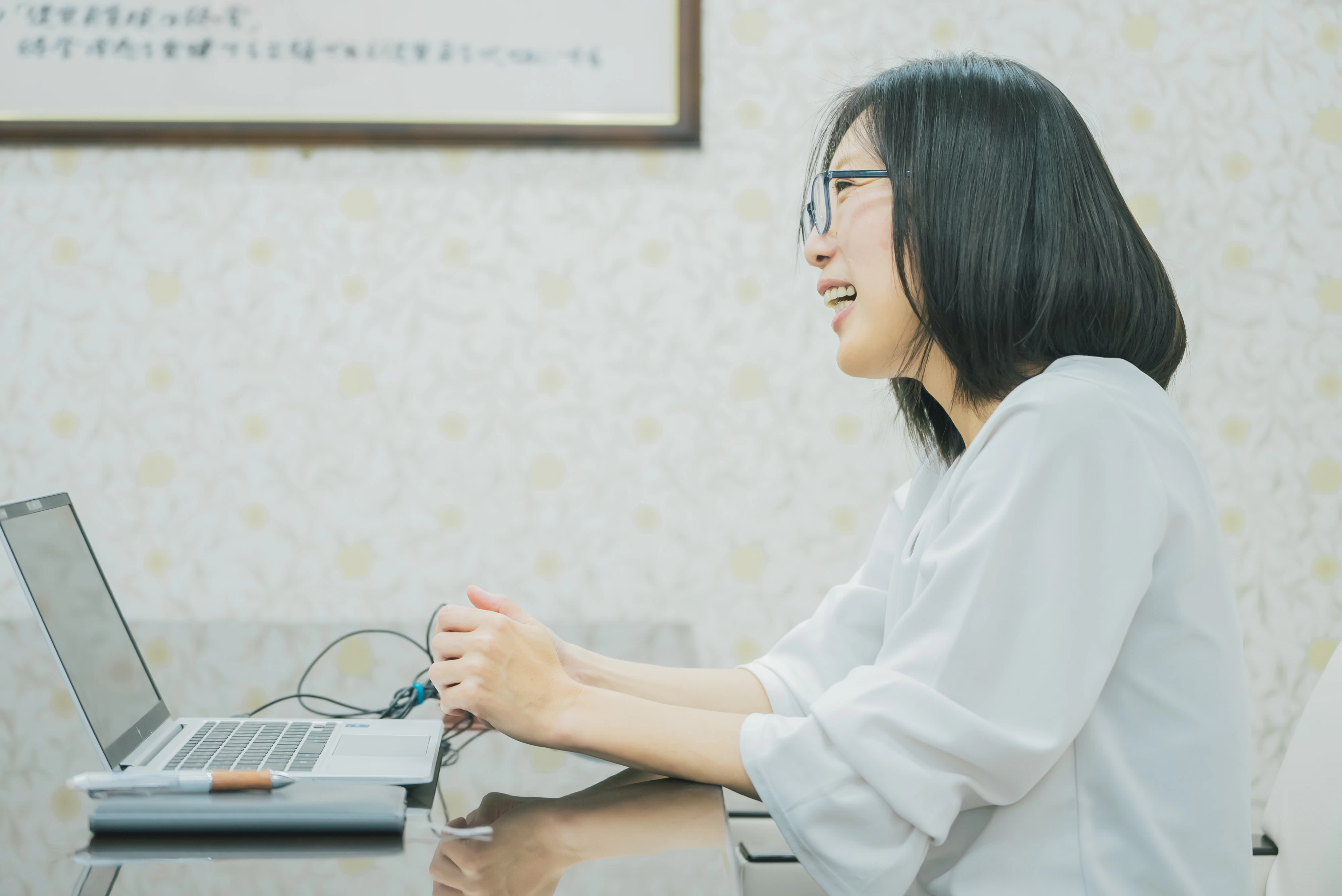 会議室でお話をする砂川さんを映した写真