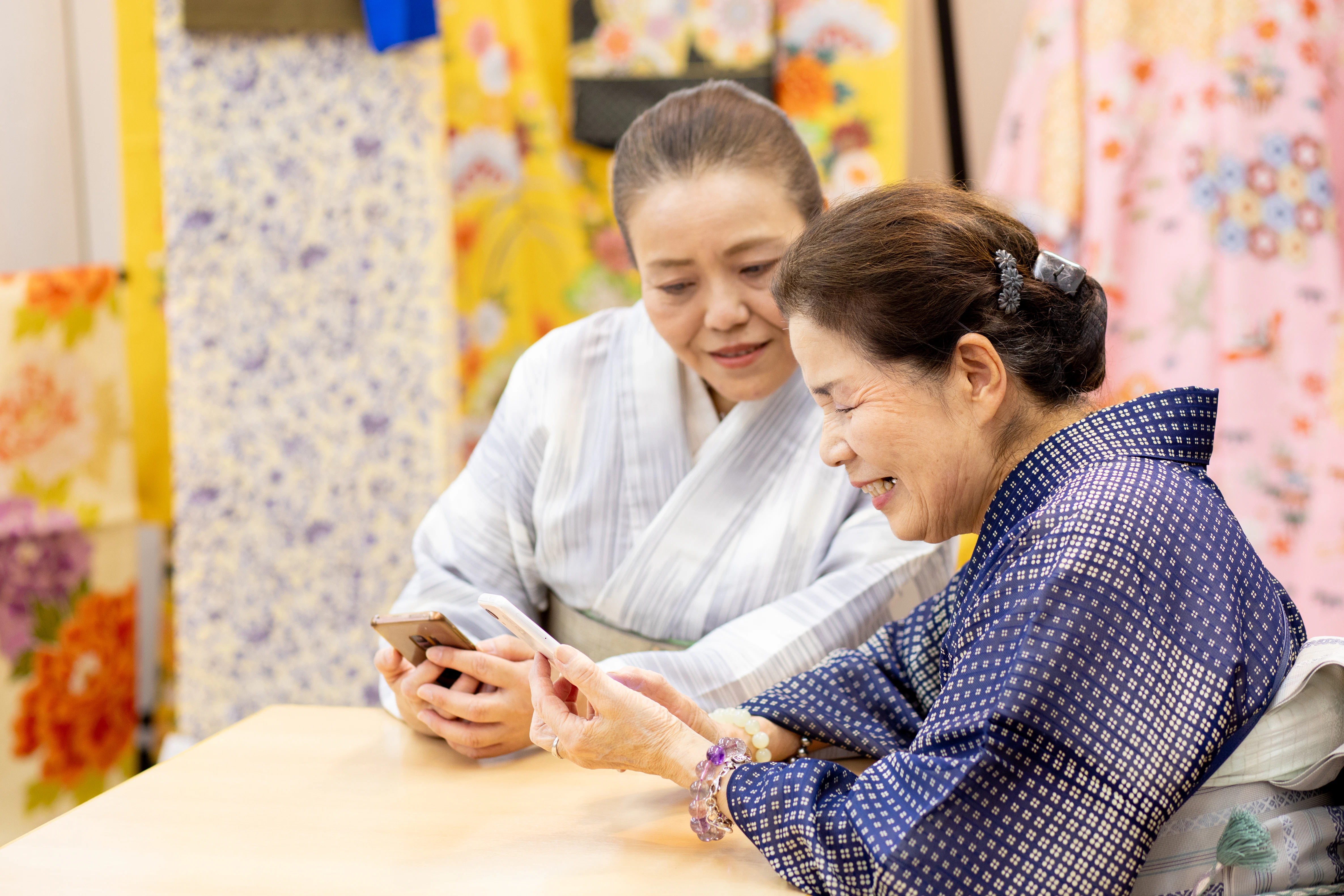 スマホアプリを操作する西嶋さん