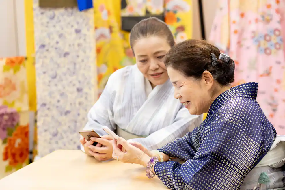 スマホアプリを操作する西嶋さん