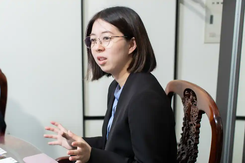 手振りをつけながら説明をしている女性の写真。