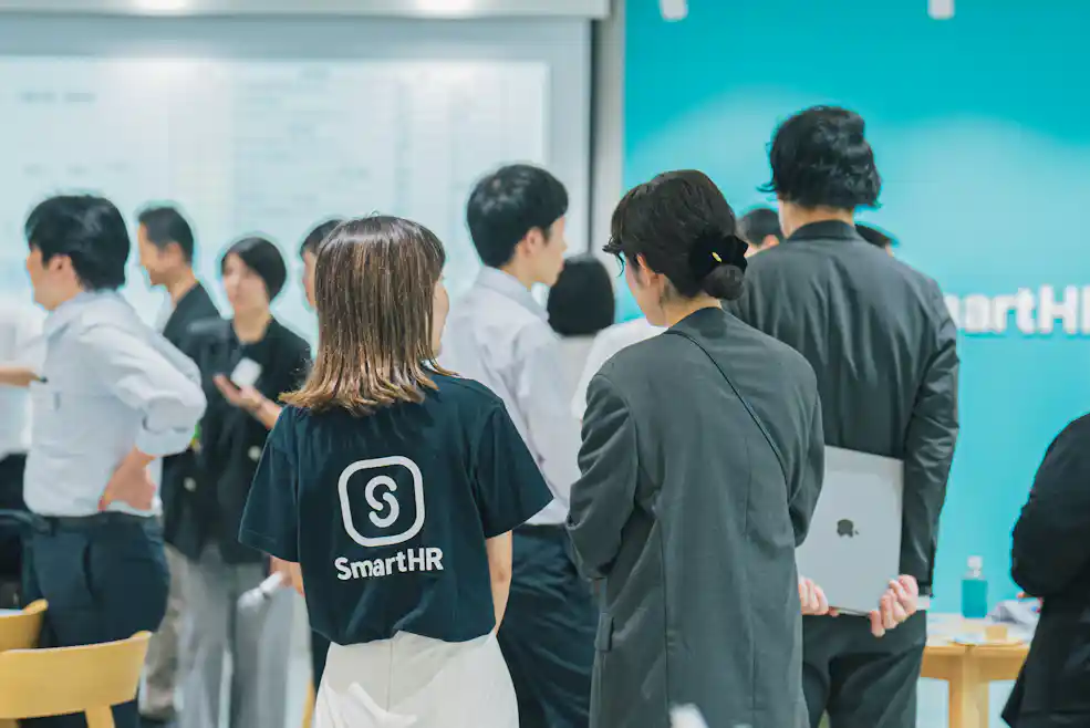 歓談する参加者の様子