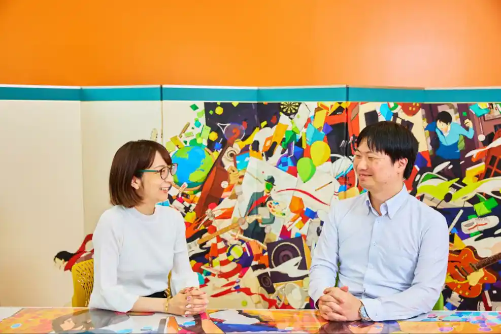 ピクシブ株式会社の村松さん(左)と芝田さん(右)