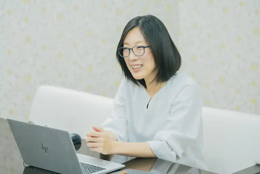 インタビューに答える砂川さんの様子