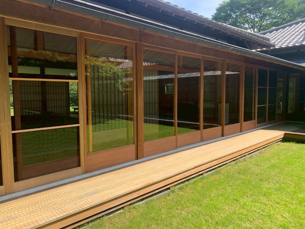 縁側デッキと木製引き戸の塗装工事（施工後）