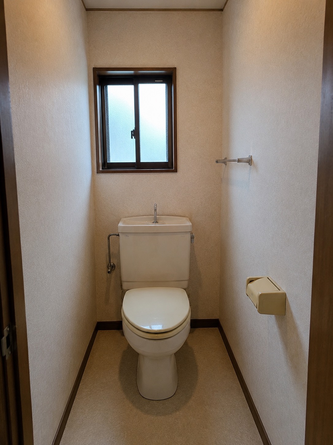 【静岡市】昔ながらのトイレを間接照明が映える上質なレストルームへリフォーム（施工前）