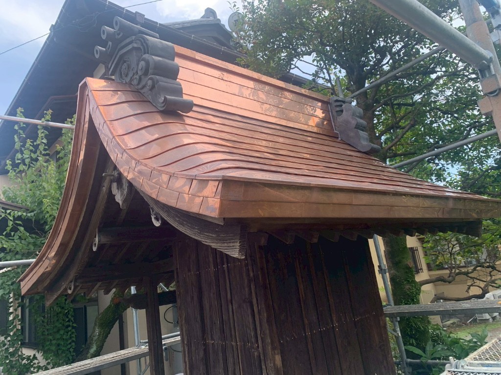 小さな祠の銅板葺き替え工事（施工後）