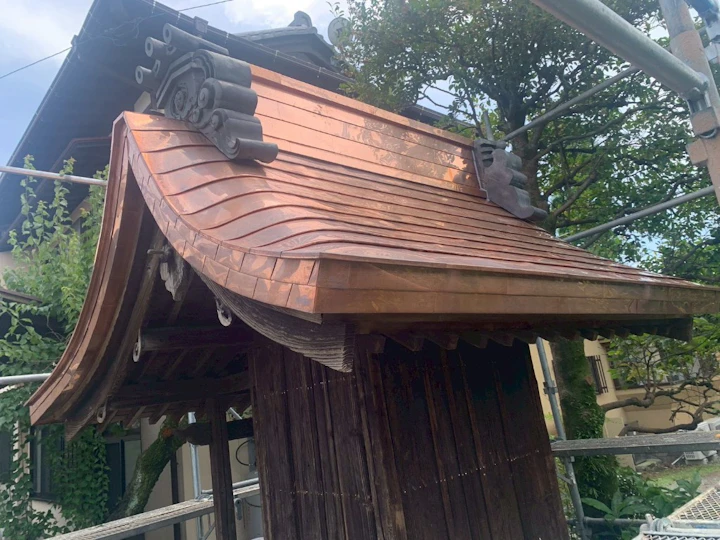 小さな祠の銅板葺き替え工事