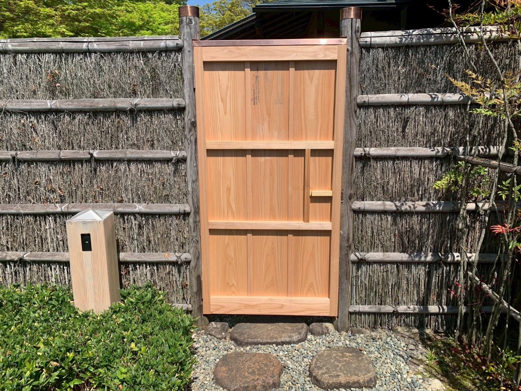 庭の門扉を新しい木製門へ交換（施工後）