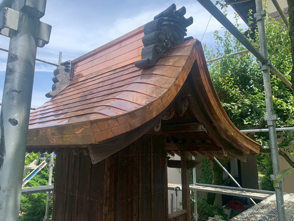 小さな祠の銅板葺き替え工事（施工後）