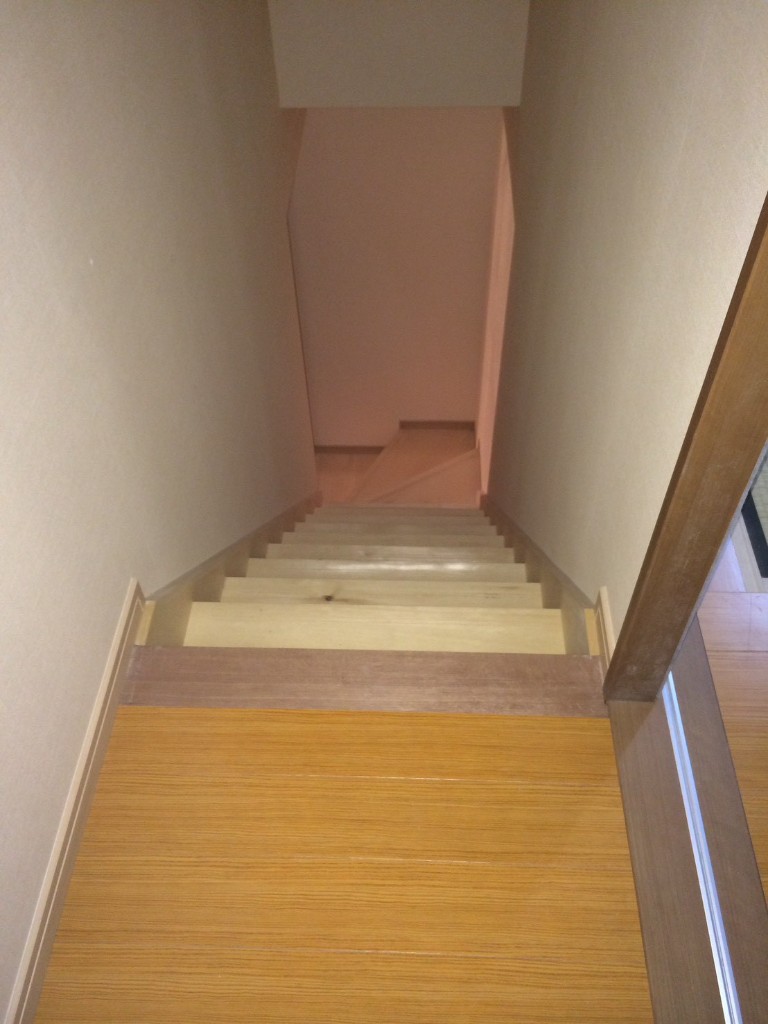 木製階段と床の内装仕上げ工事（施工後）