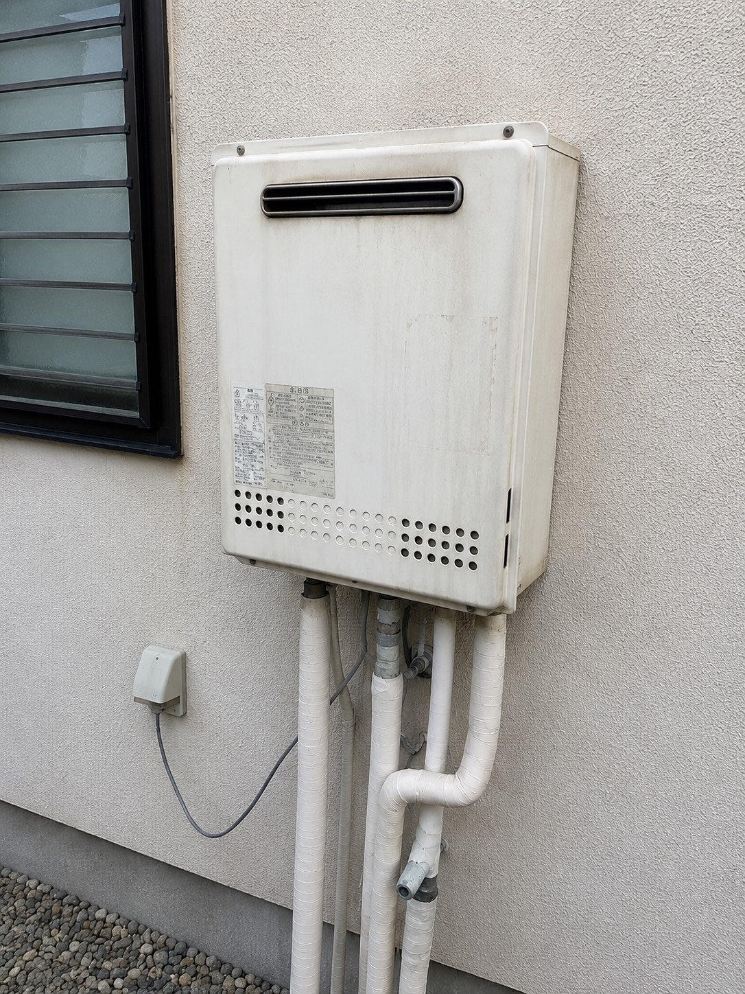 【静岡市】古くなった給湯器を新しい屋外給湯器へ交換（施工前）