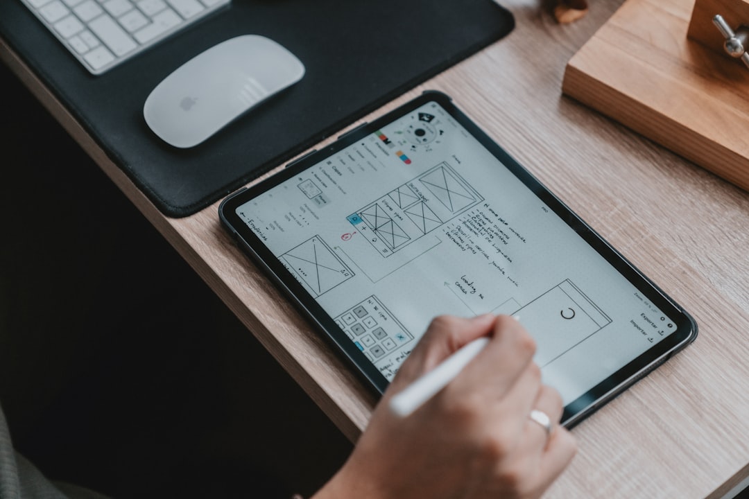 タブレットで設計・間取り作成ツールを操作する様子