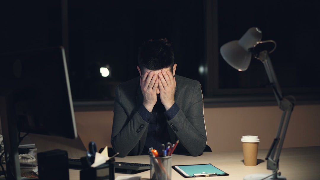 夜遅くまでパソコンに向かい疲れた様子の不動産会社の社員