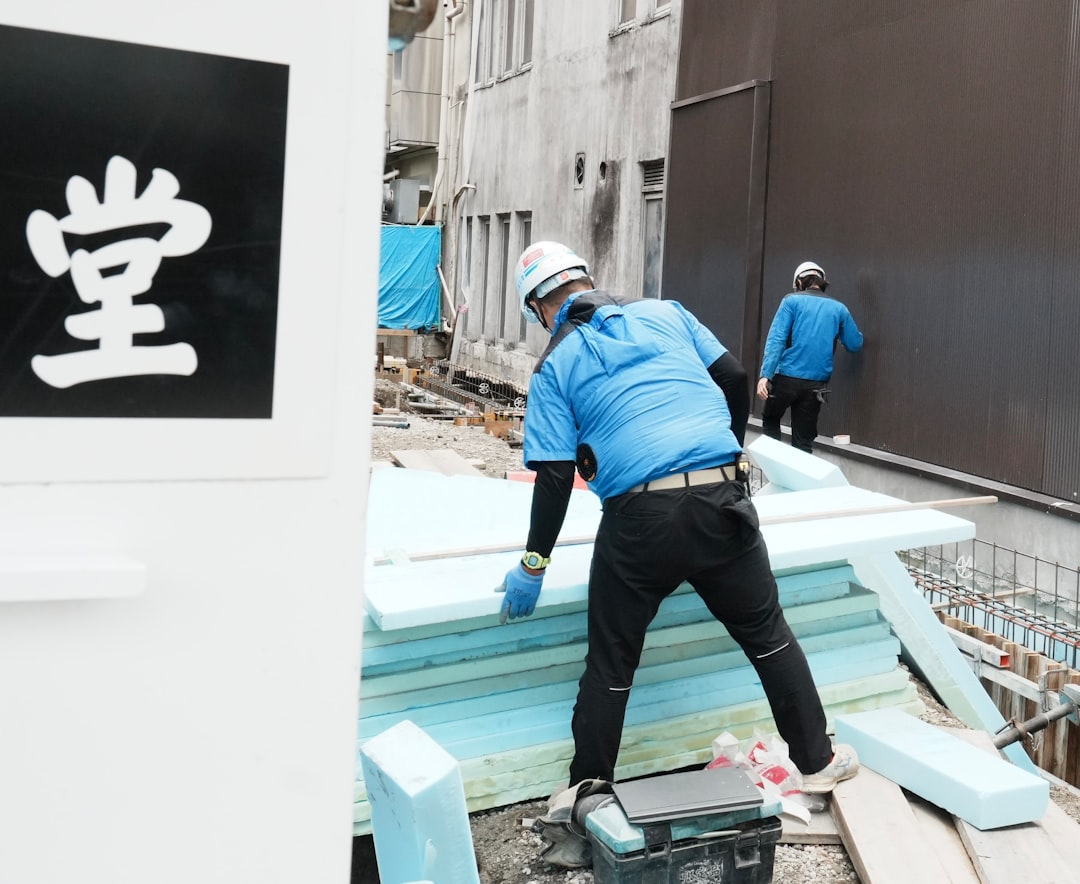 省エネ基準に対応した断熱材を施工する工務店の作業員