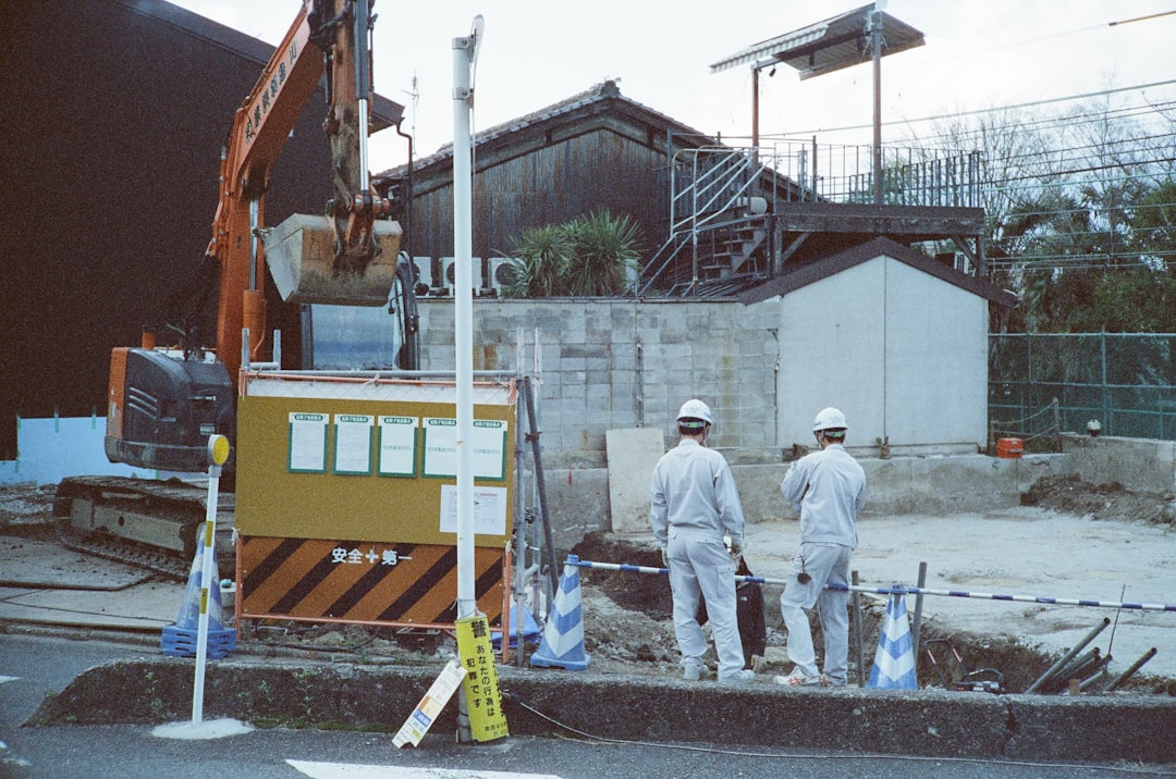 建設現場で作業を確認する工務店の職人たちの様子