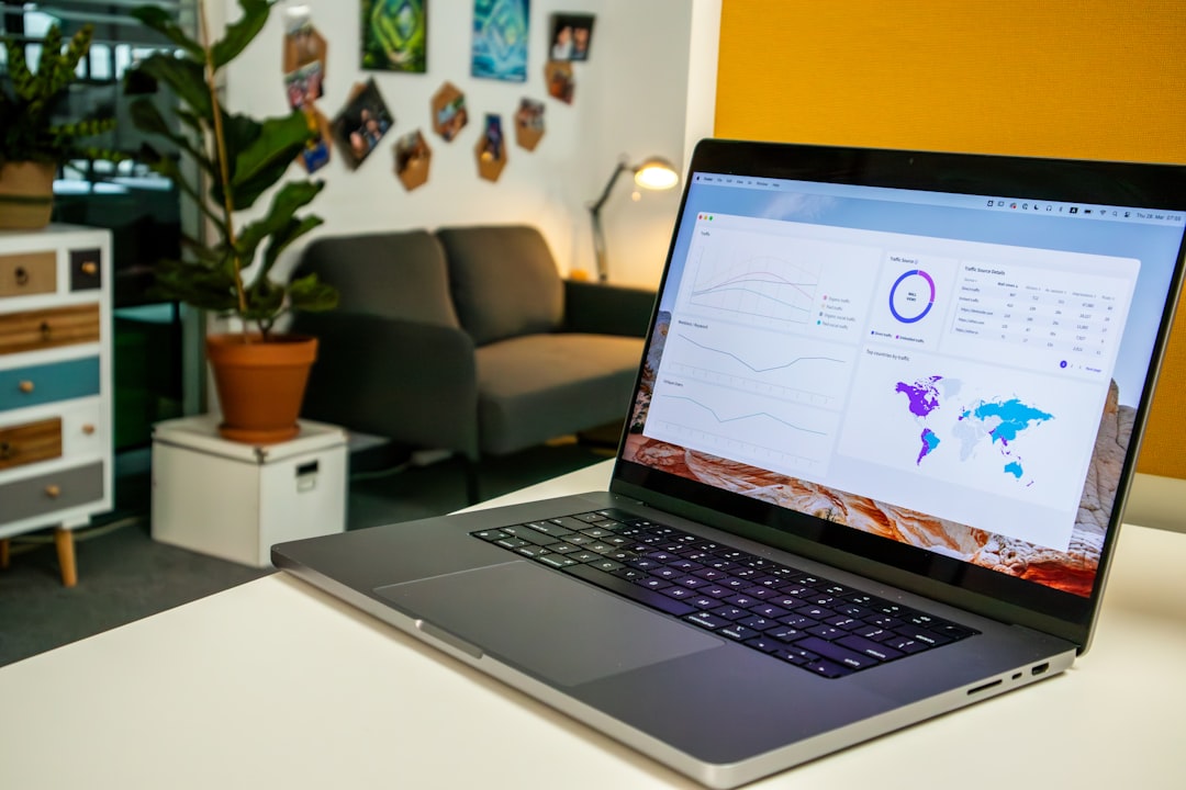 顧客管理システムのダッシュボード画面が表示されたノートパソコン
