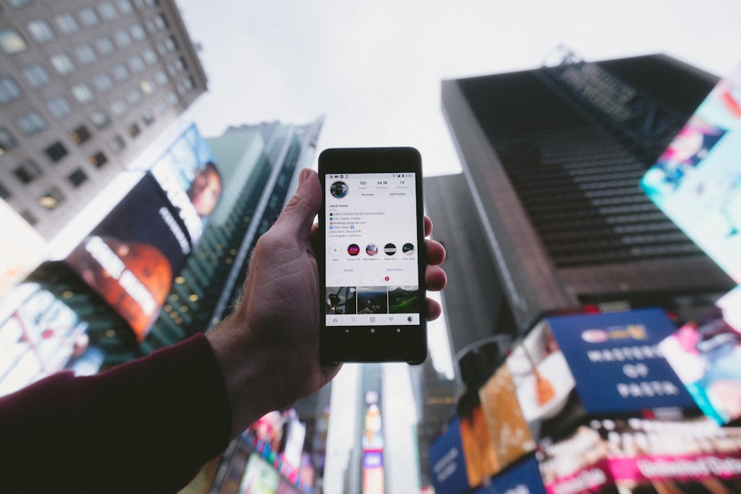 スマートフォンでInstagramの投稿を確認する住宅購入検討者のイメージ