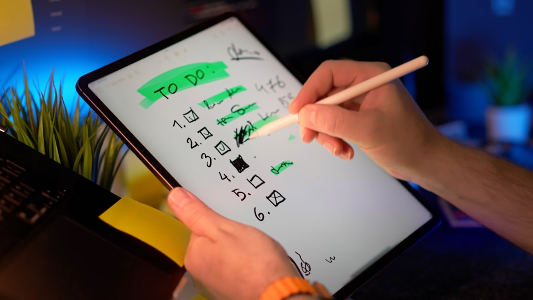 タブレットでチェックリストの項目を一つずつ確認している様子