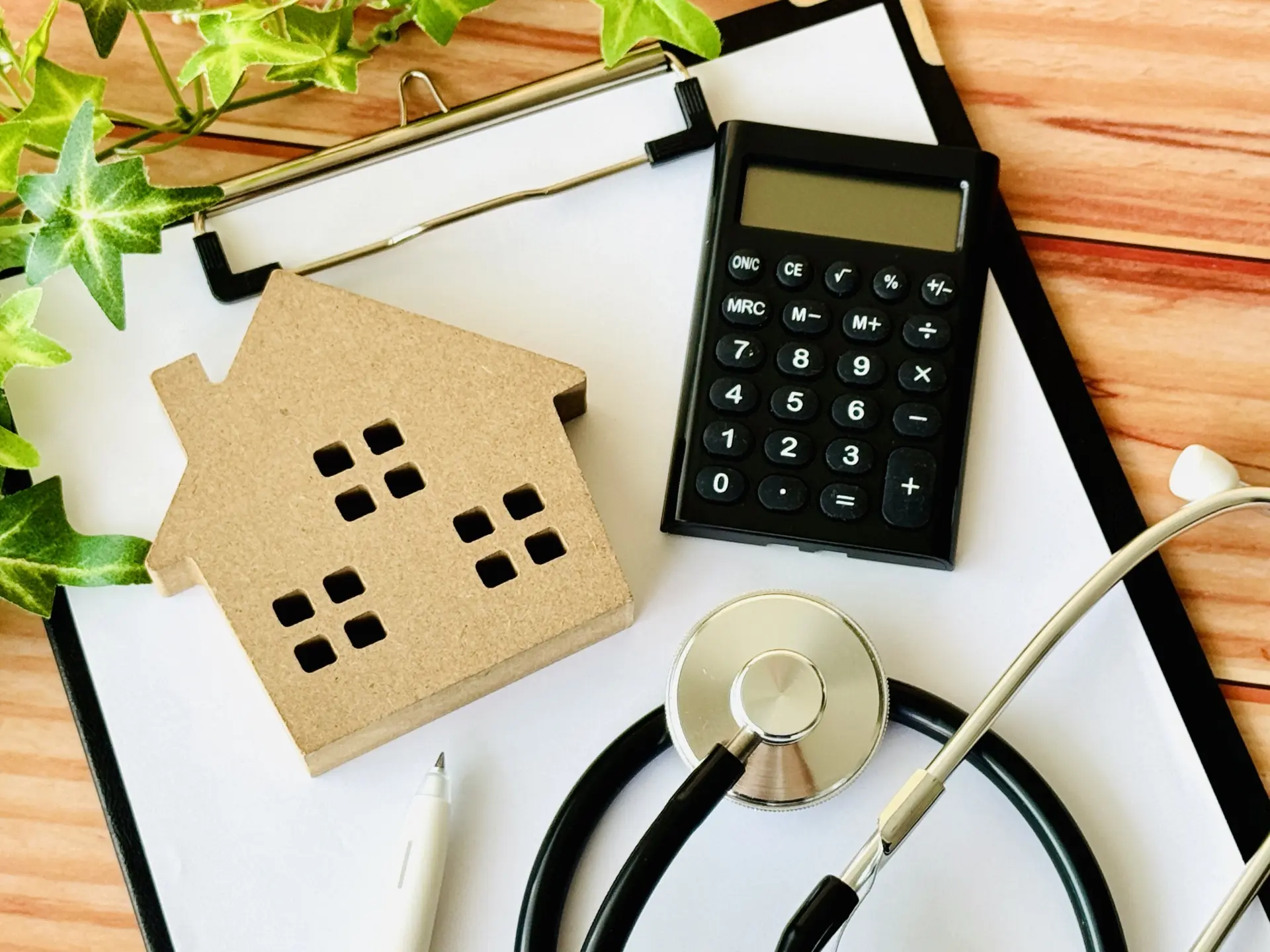 訪問診療のメリット・デメリット徹底比較。経営視点とオンコール対策を解説