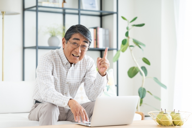 家の査定をおすすめするシニアの男性