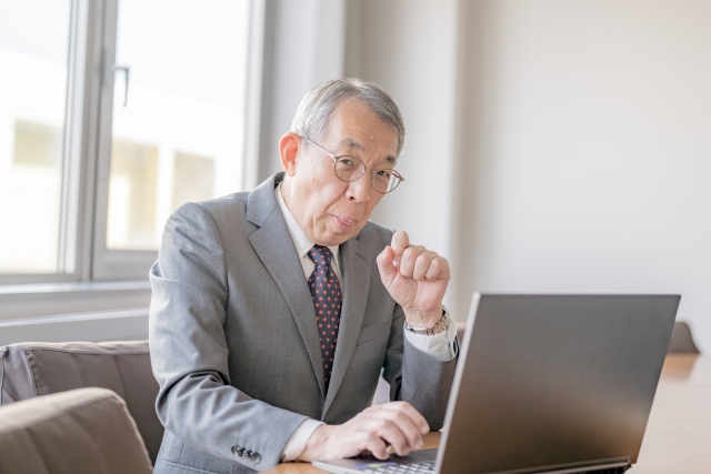 不動産売買のコツを教えるビジネスマン