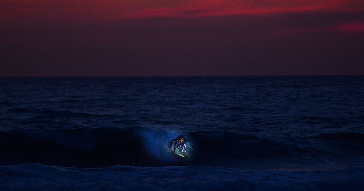 夜のサーファー