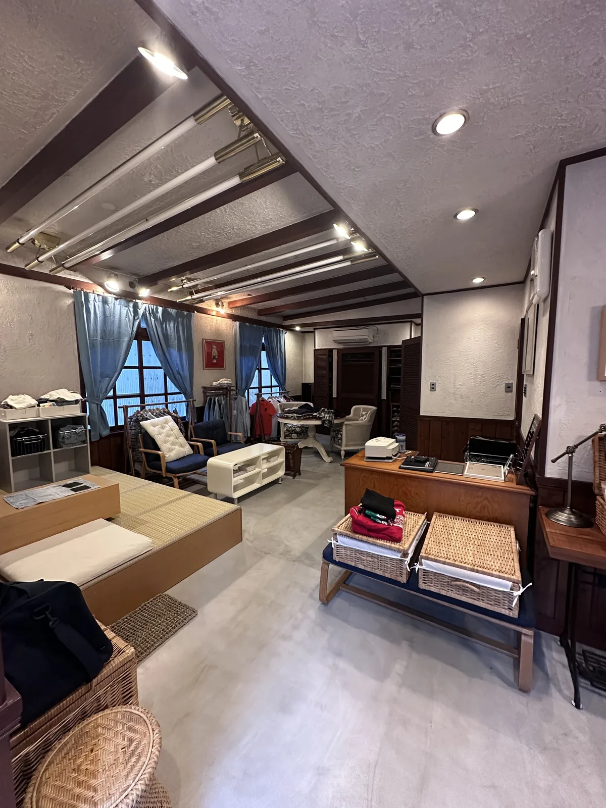 木の梁とレール照明が並ぶ改装後のピーターズ店内
