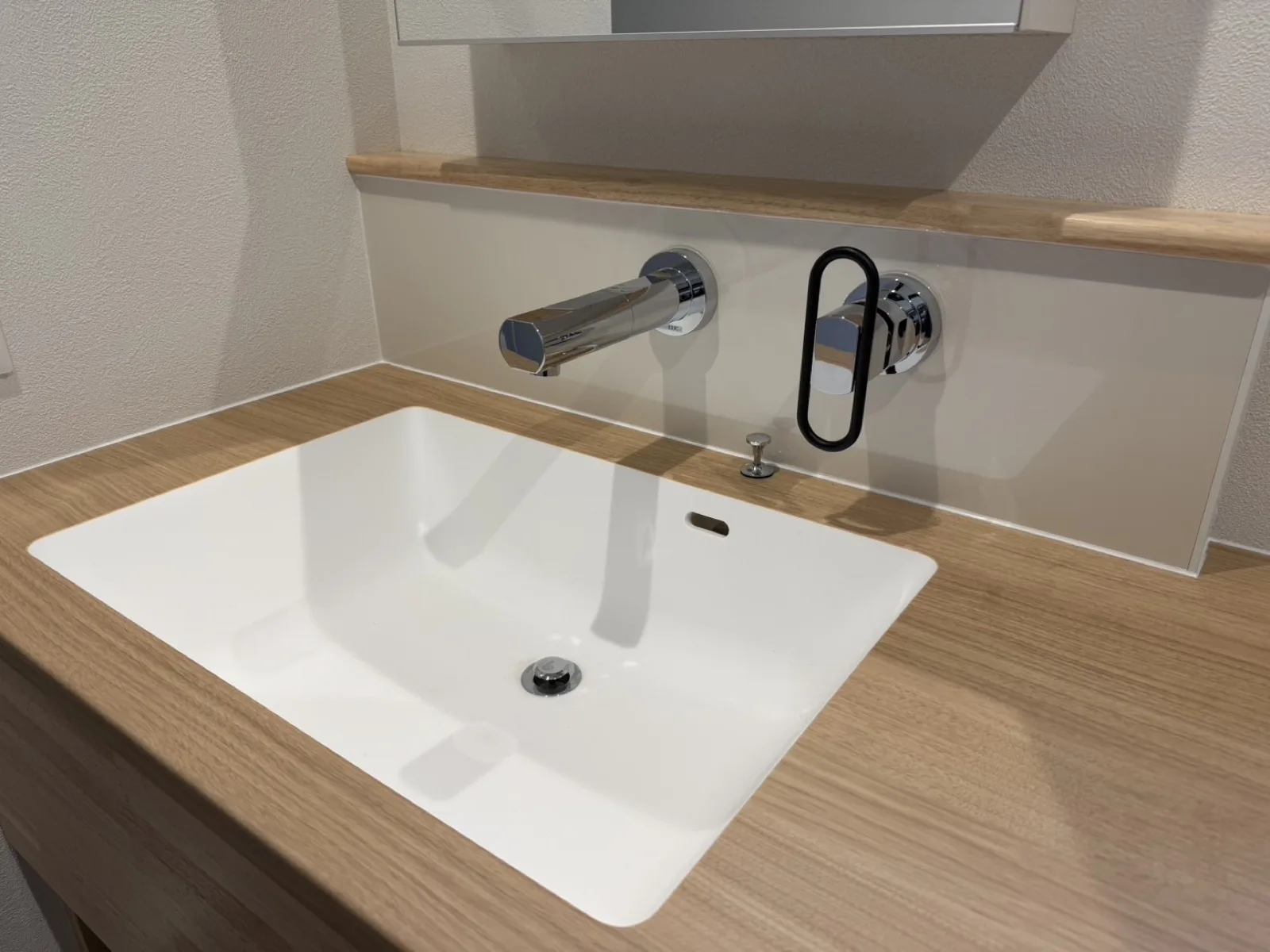 木のカウンターに納めた造作洗面