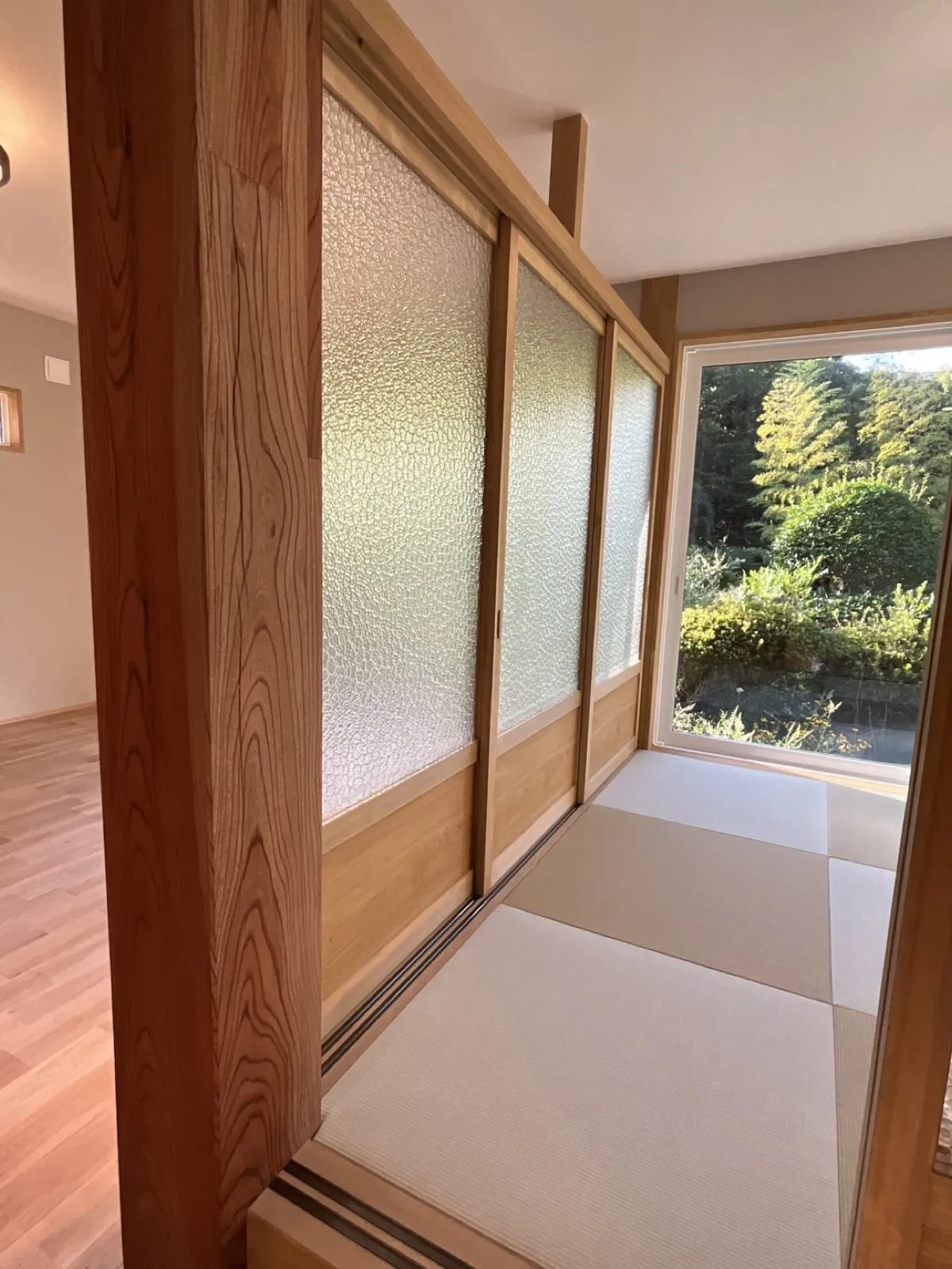 型板ガラスの建具越しに庭を望む