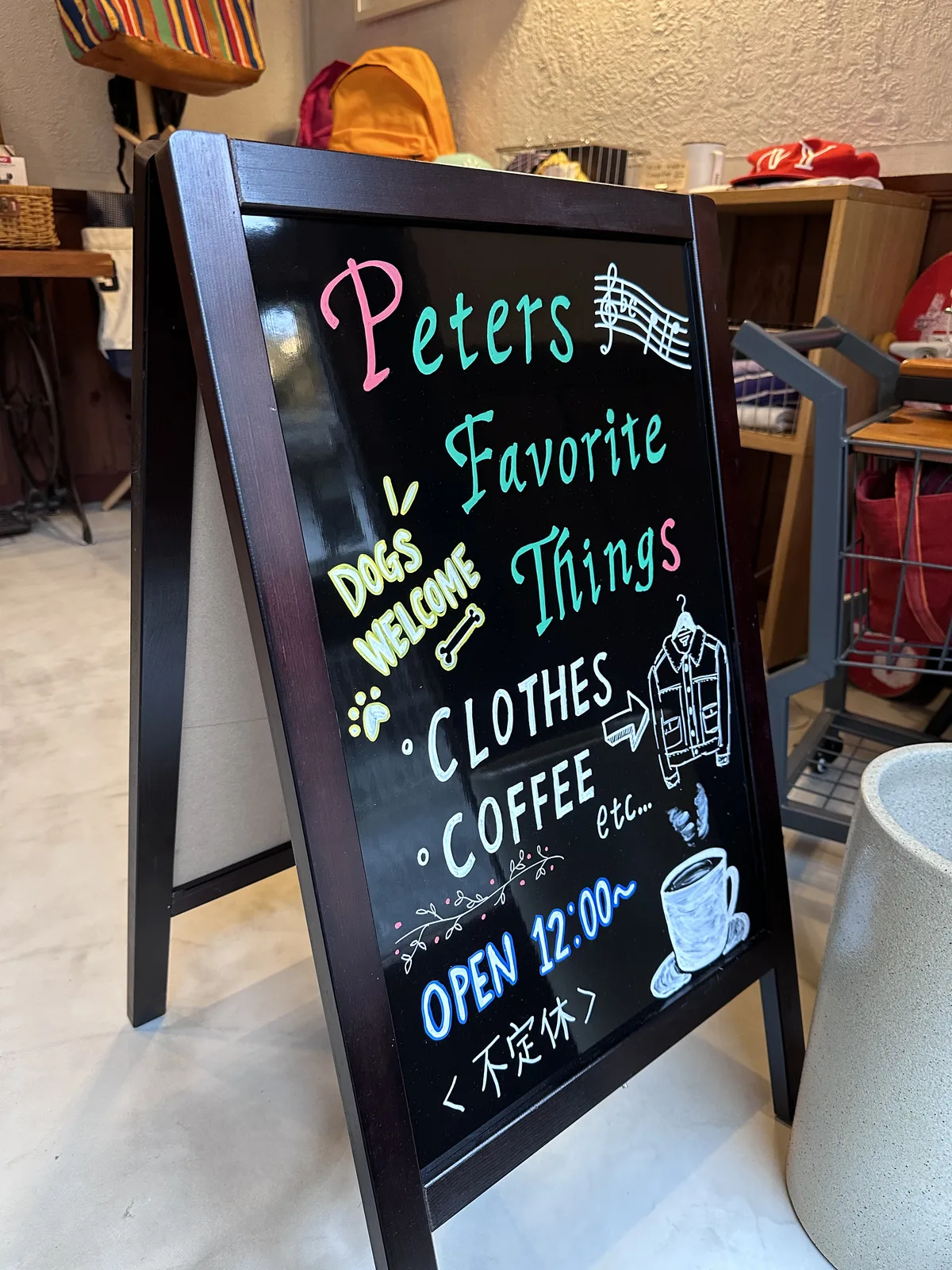 DOGS WELCOMEと書かれた店頭の黒板
