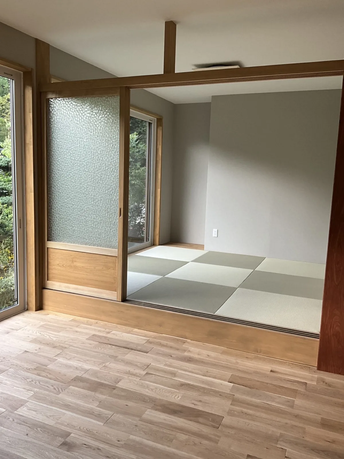 居間と市松敷きの和室の続き間