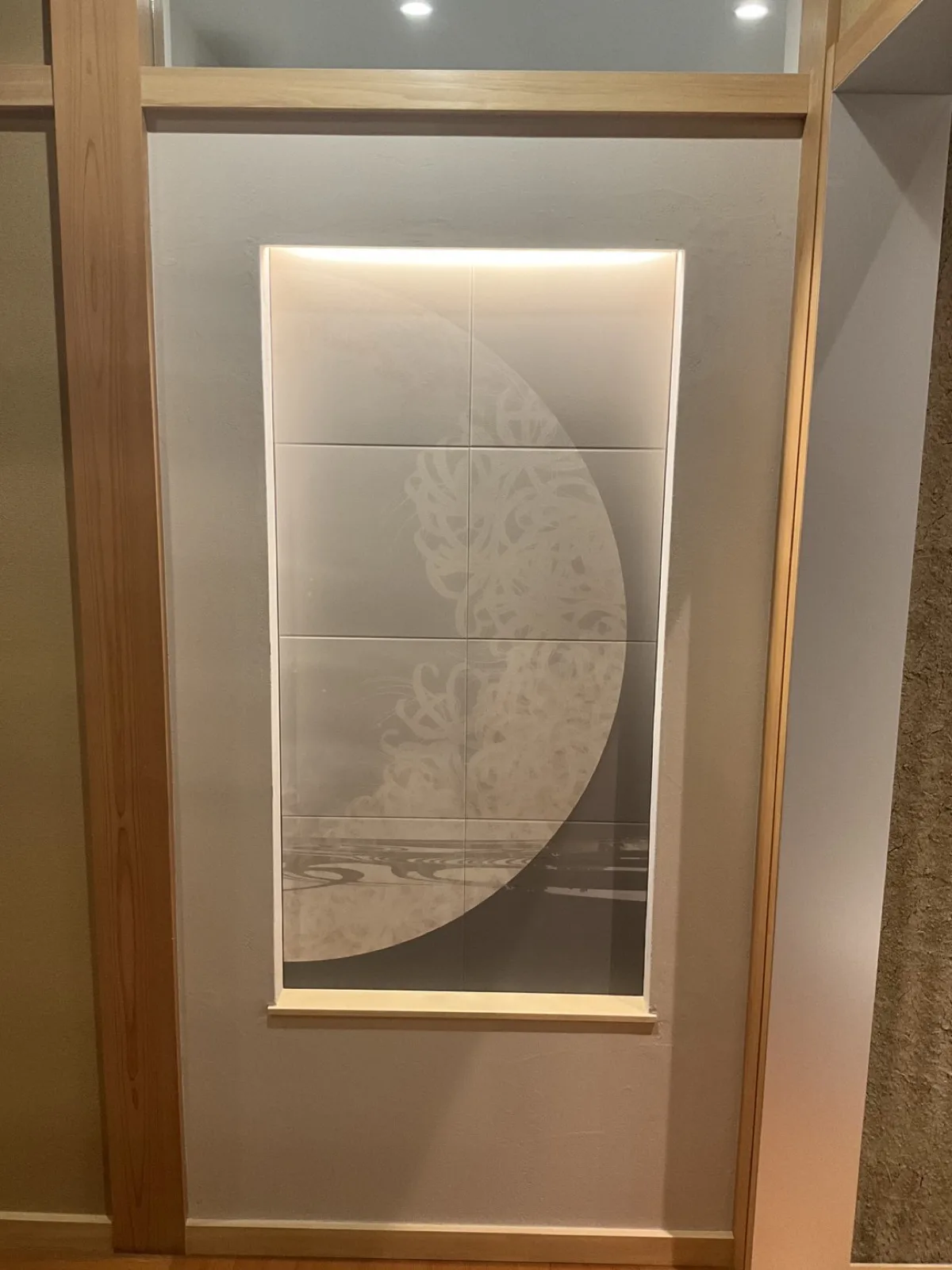 照明を仕込んだアートパネルのニッチ