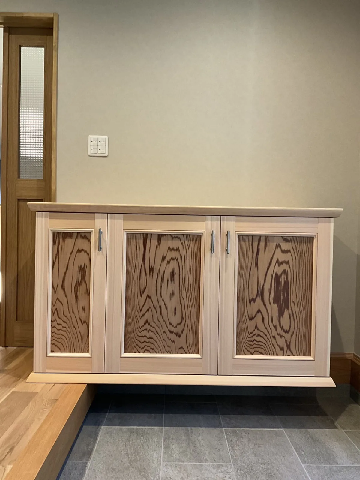 玄関収納の松の鏡板