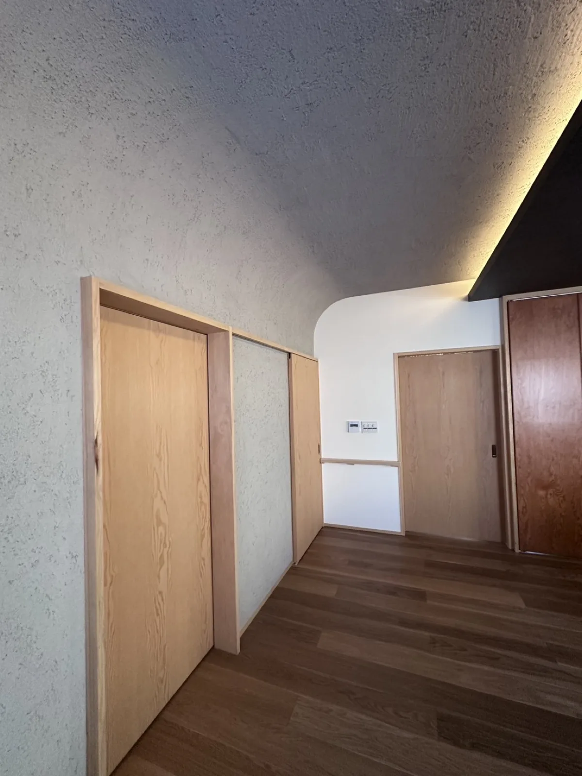 アールの壁でつないだ廊下と建具