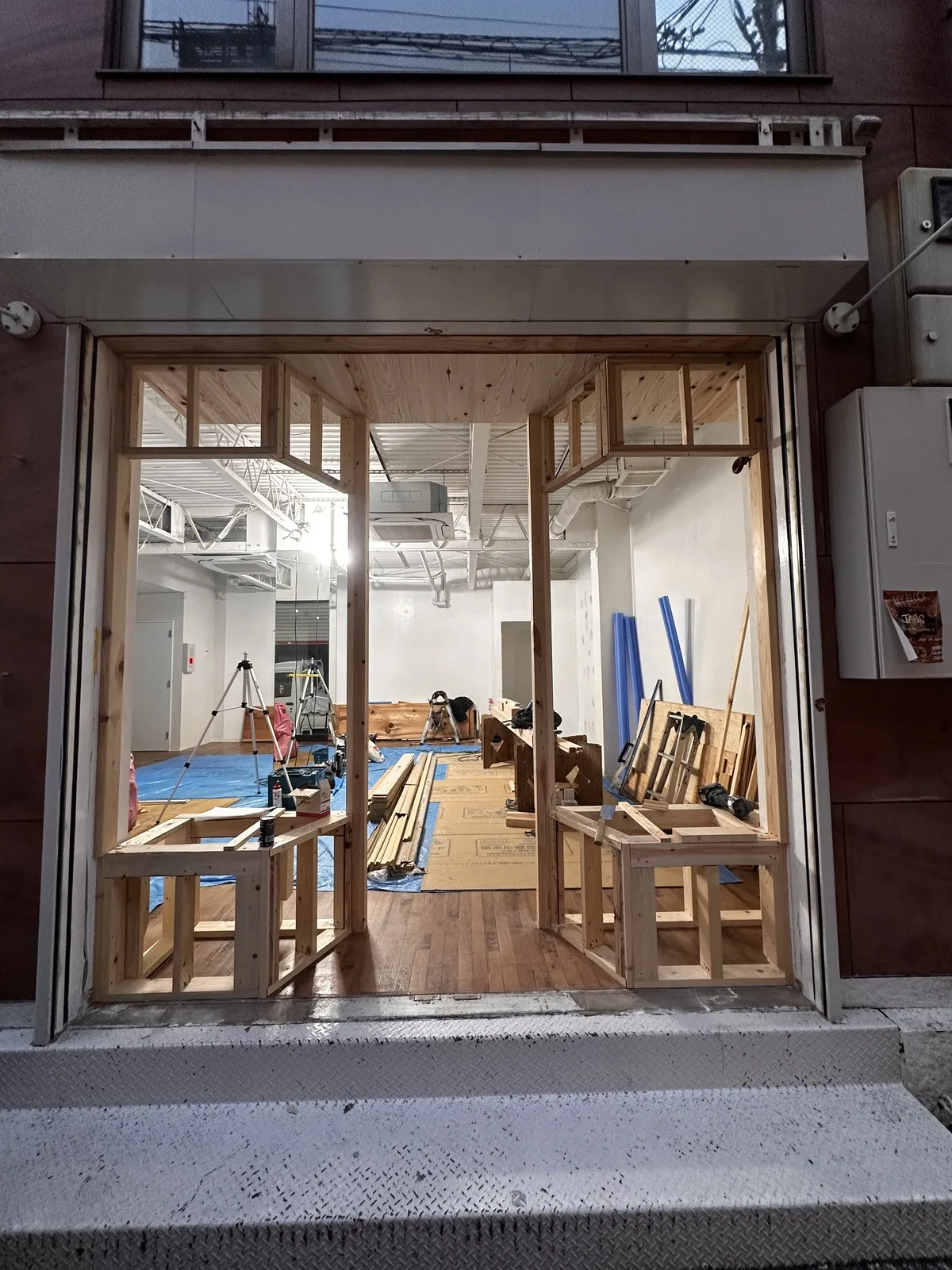 現場でショーウィンドウの枠を建て込んでいるところ