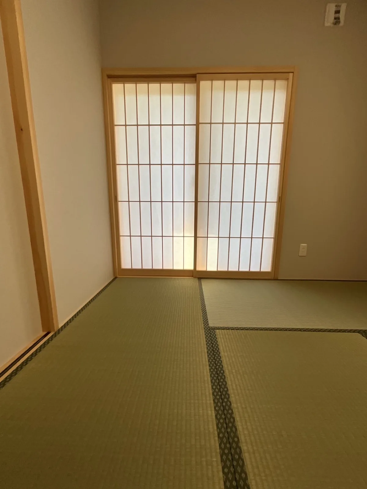 障子から光が差し込む和室