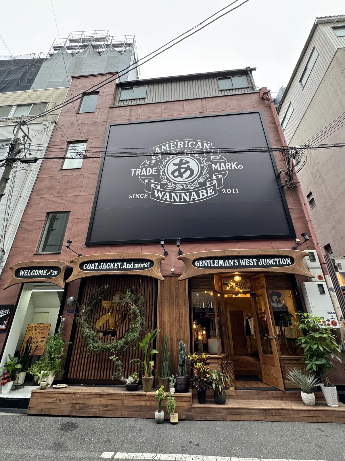大きなロゴ看板を掲げた改装後の建物全景