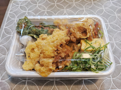 丸亀製麺の4種の天ぷらと定番おかずのうどん弁当（開封前）